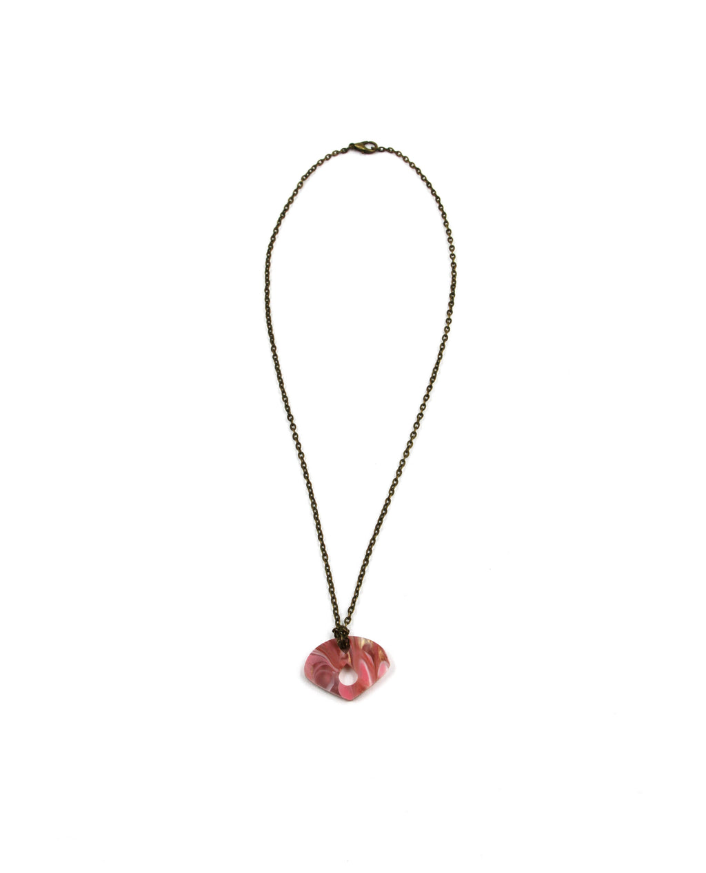 Elegancia natural: collar con pieza artesanal en rosa marmolado