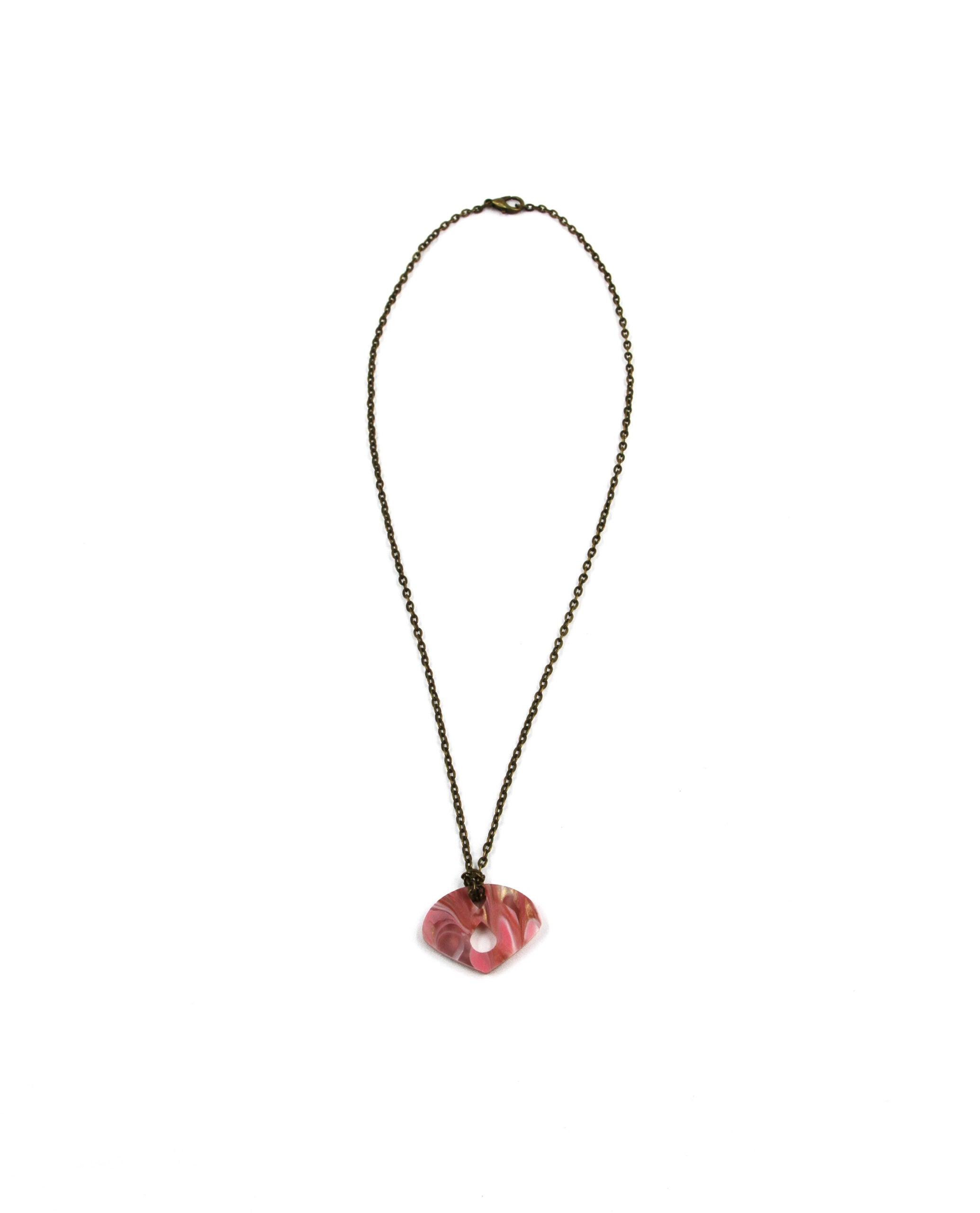 Elegancia natural: collar con pieza artesanal en rosa marmolado