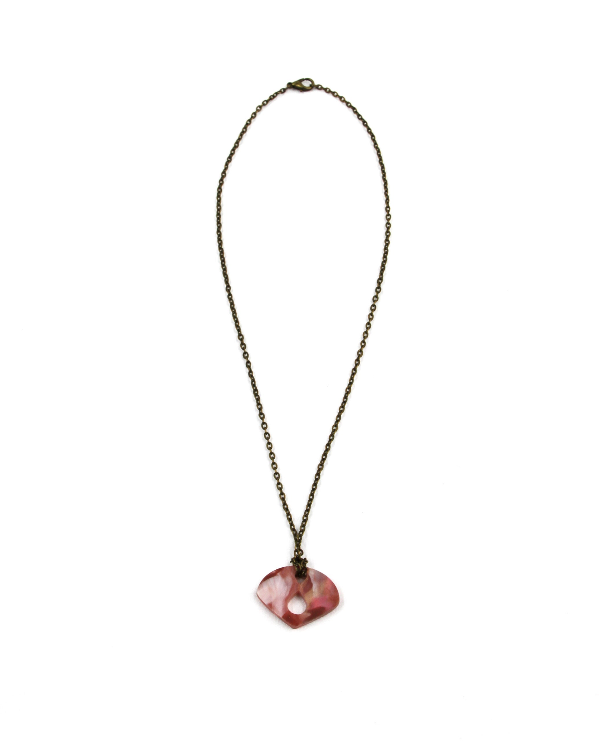 Elegancia natural: collar con pieza artesanal en rosa marmolado