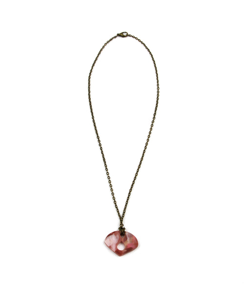 Elegancia natural: collar con pieza artesanal en rosa marmolado