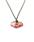 Elegancia natural: collar con pieza artesanal en rosa marmolado