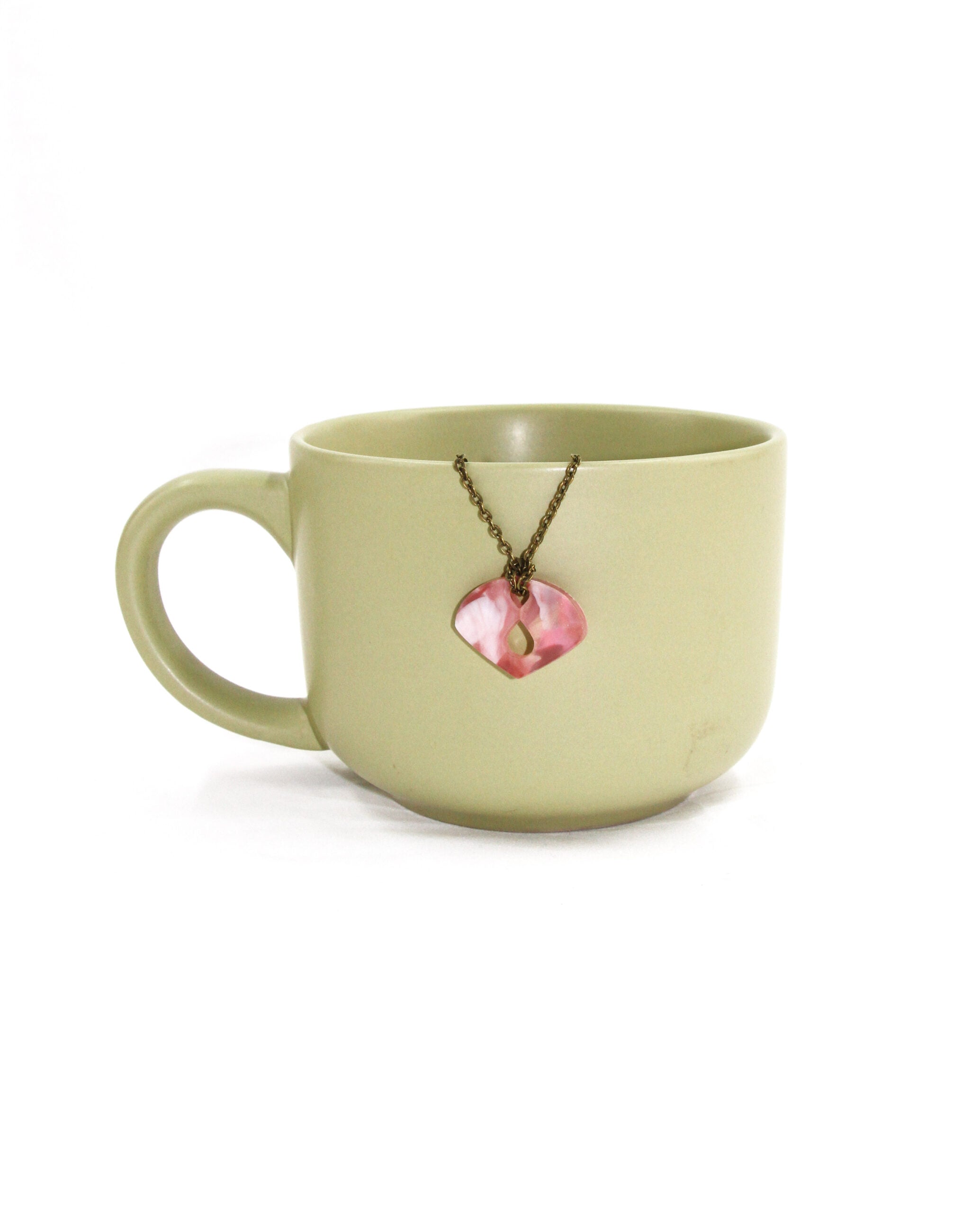 Elegancia natural: collar con pieza artesanal en rosa marmolado